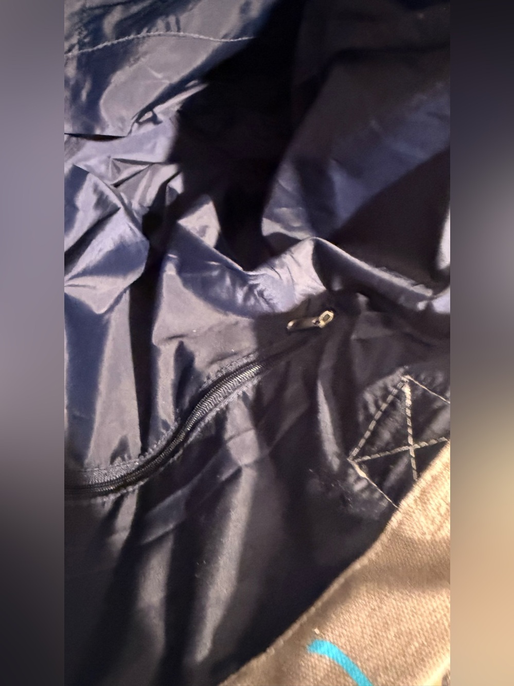 NWOT Shark Ripples Beach Tote - 2 inside pockets, 1 zip pocket, keychain hook - Picture 5 of 16